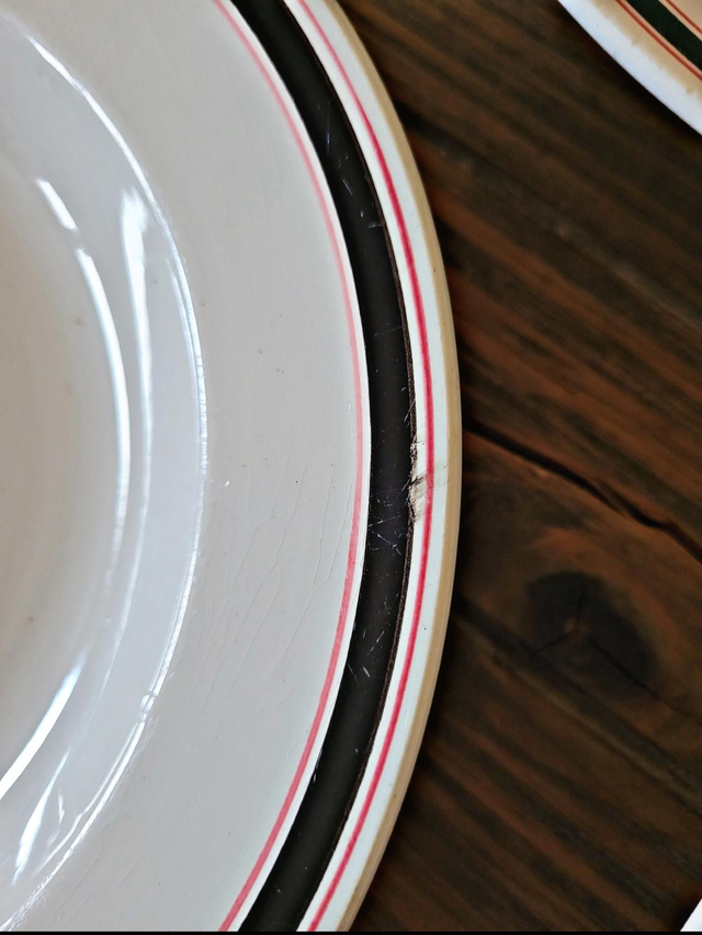 Deep plates Sarreguemines Noyon, black burgundy colour.