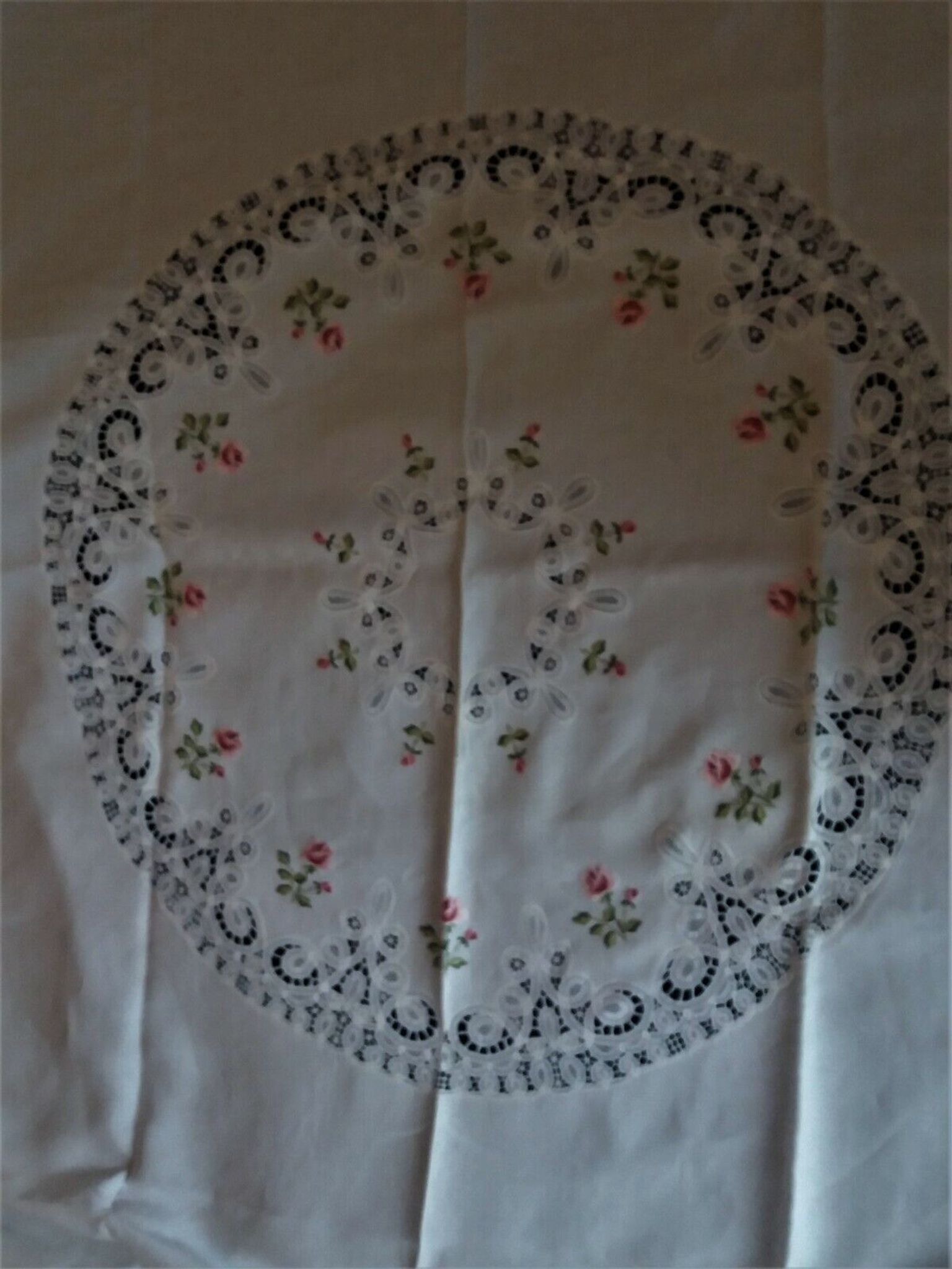 Linge de table nappe ronde huit serviettes dentelle de Luxeuil lin
