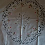 Linge de table nappe ronde huit serviettes dentelle de Luxeuil lin