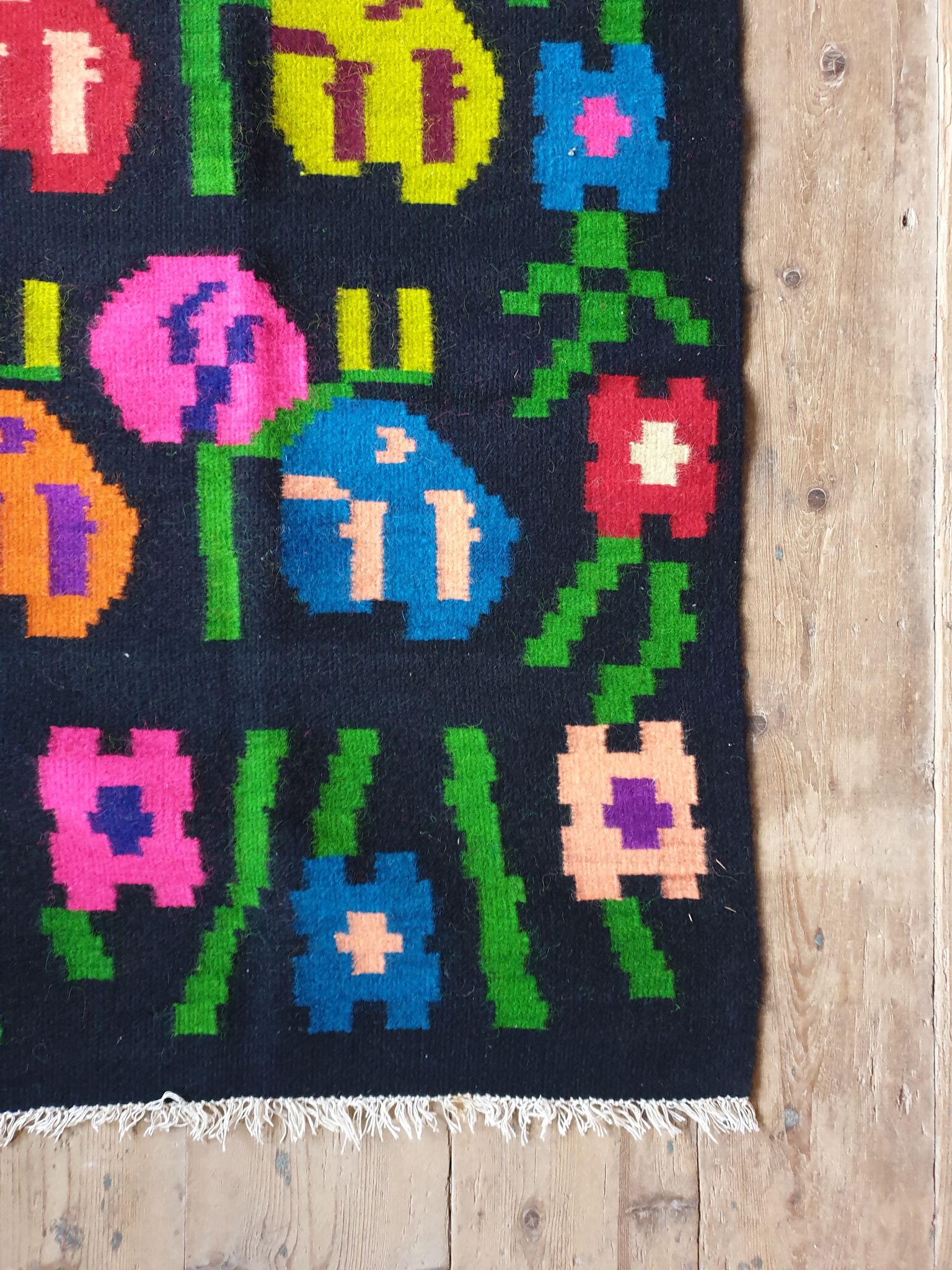 Kilim de laine florale, fond noir avec des fleurs colorées, réversible, Roumanie tissée à la main 235 x 160 cm