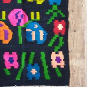 Kilim de laine florale, fond noir avec des fleurs colorées, réversible, Roumanie tissée à la main 235 x 160 cm