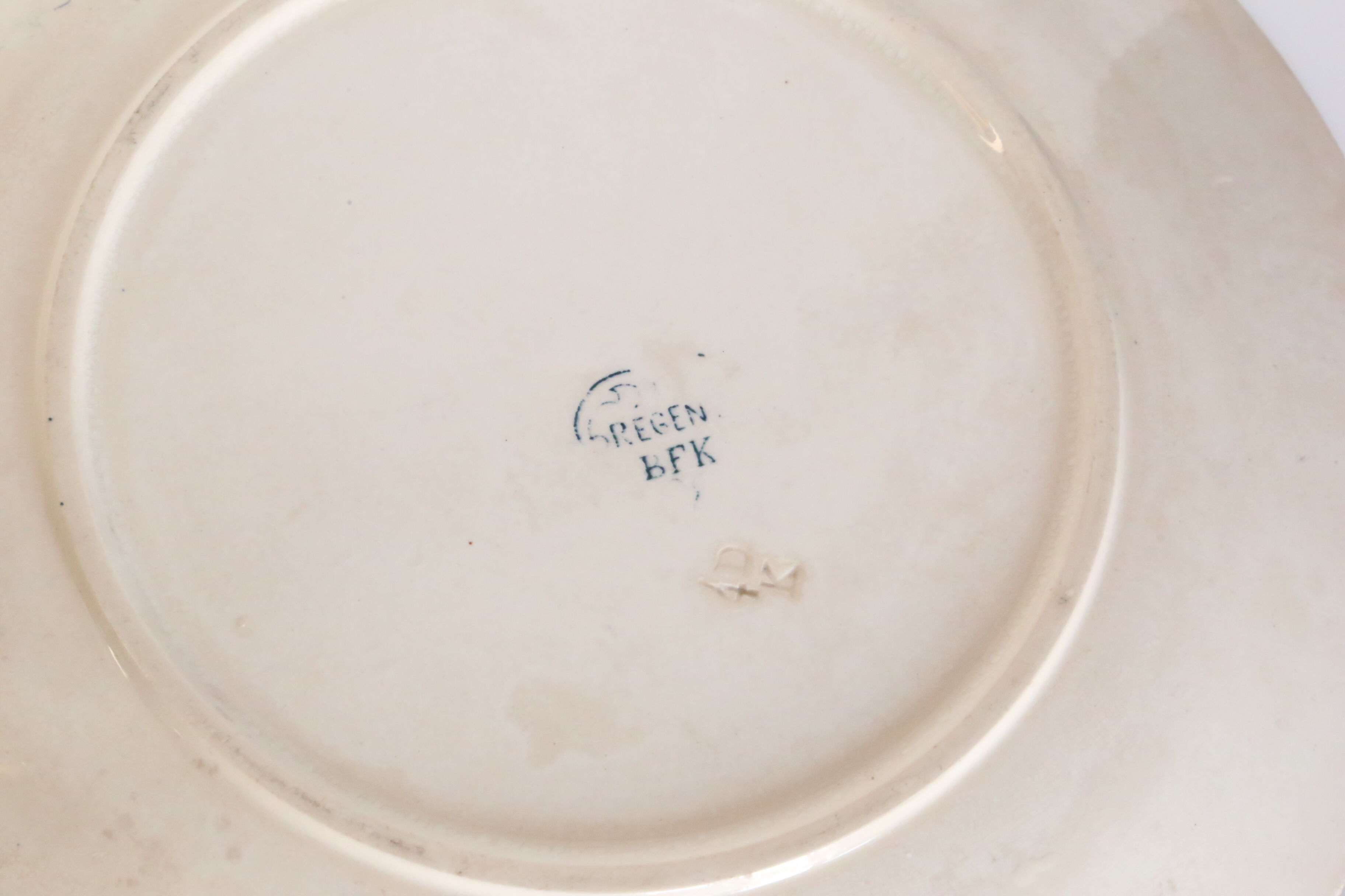 4 assiettes plates mélangées Terre de Fer, Luneville, Creil et Montereau, BFK