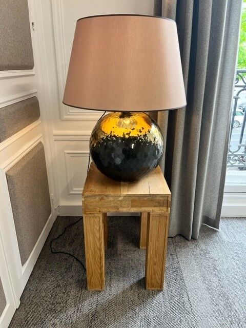 Lampe en bronze martelé insérée dans une table carrée en teck