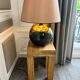 Lampe en bronze martelé insérée dans une table carrée en teck