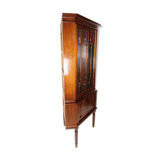 Hepplewhite corner cabinet of mahogany with glass door, 1920s