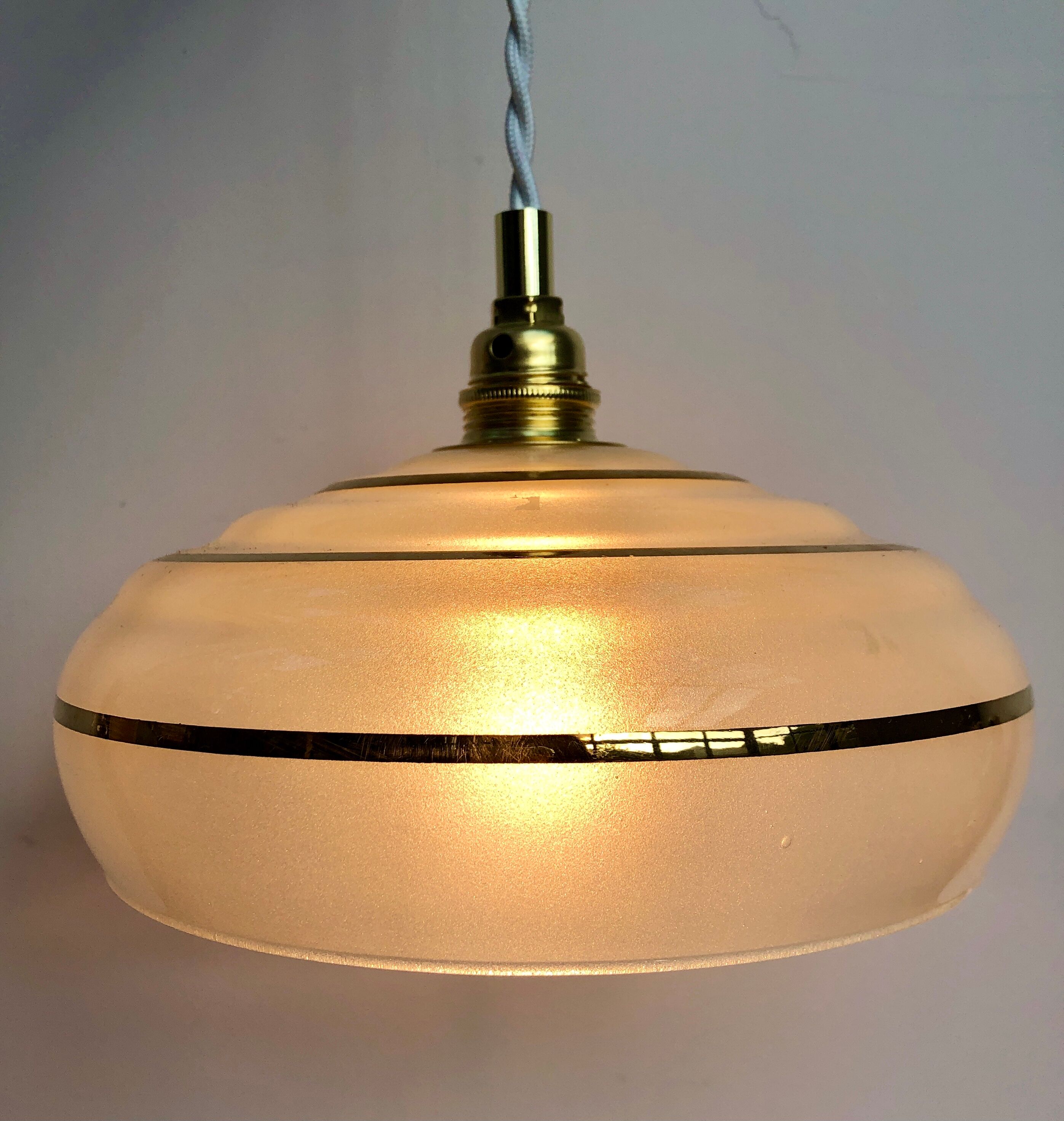 Vintage white and gold glass lampshade suspension