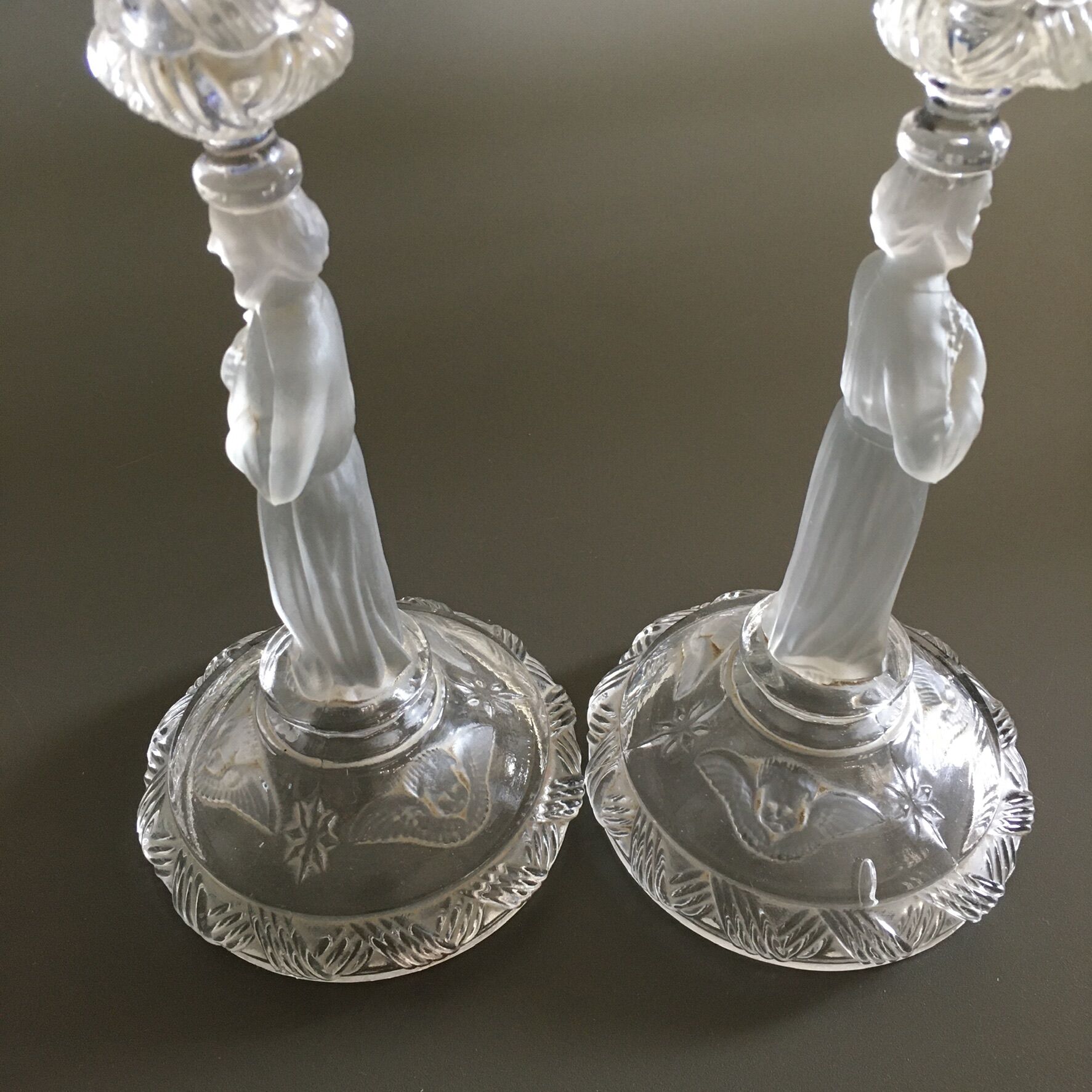 Paire de bougeoirs personnages en verre