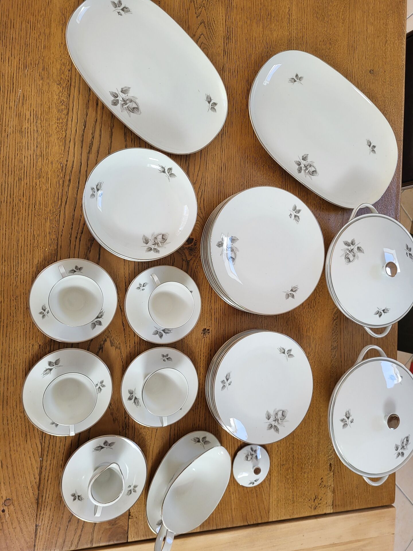 36-piece porcelain service