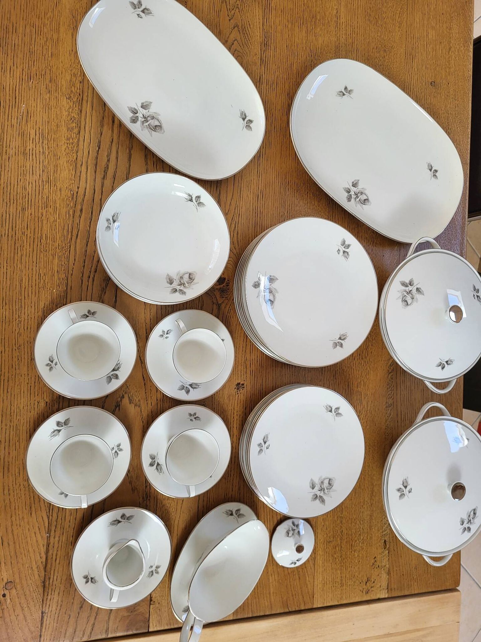 36-piece porcelain service