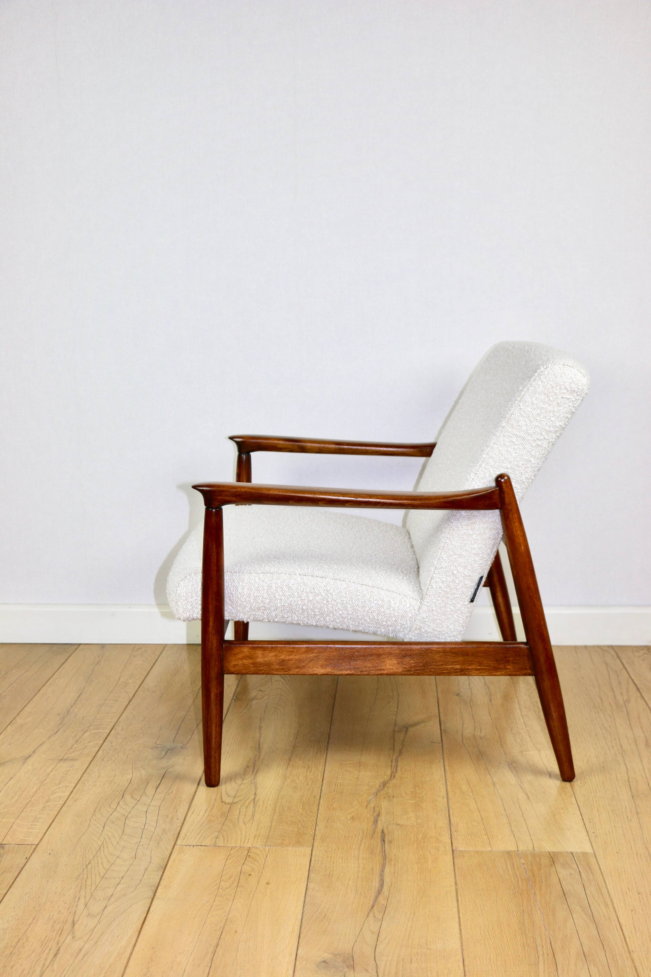 Fauteuil GFM-64, conçu par Edmund Homa dans les années 70, blanc ivoire - 2 pièces disponibles.