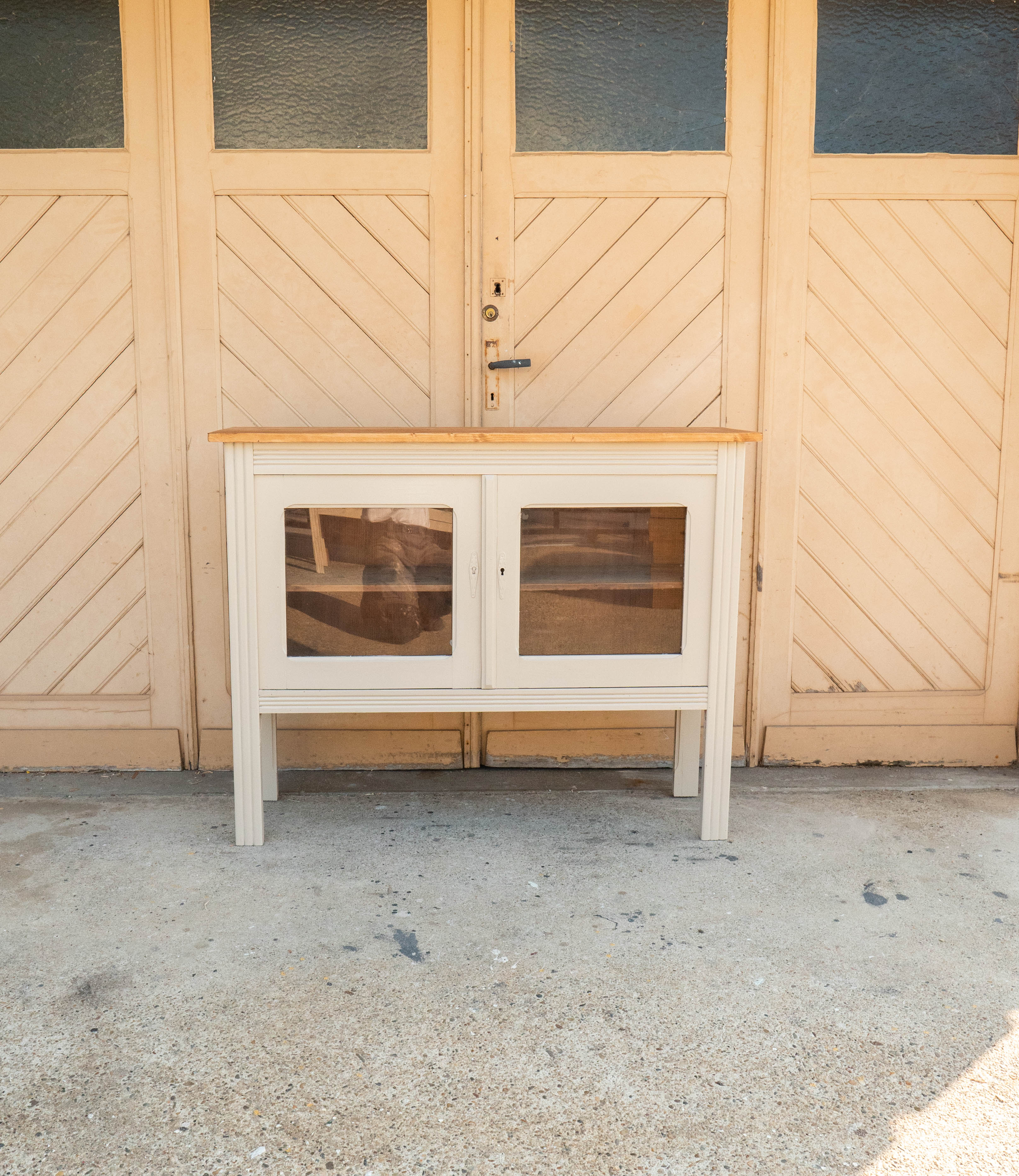 Glass-glazed Parisian buffet