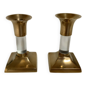 Paire de petits bougeoirs en laiton et verre