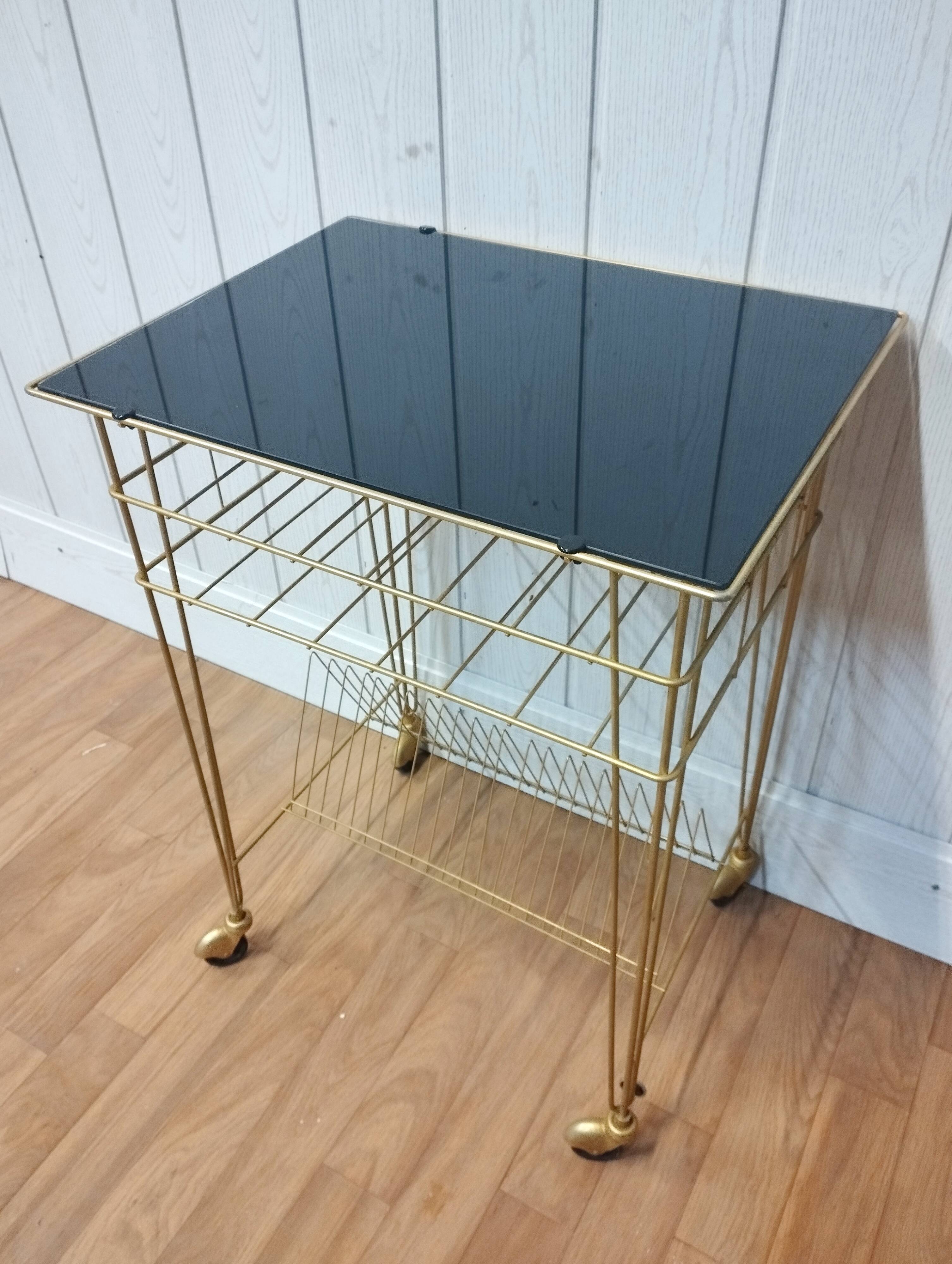 Table vinyl holder and turntable vintage record