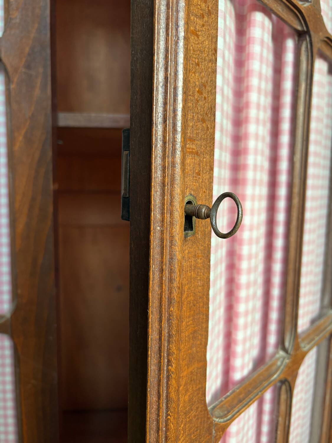 Ancienne Armoire parisienne vitrée en bois
