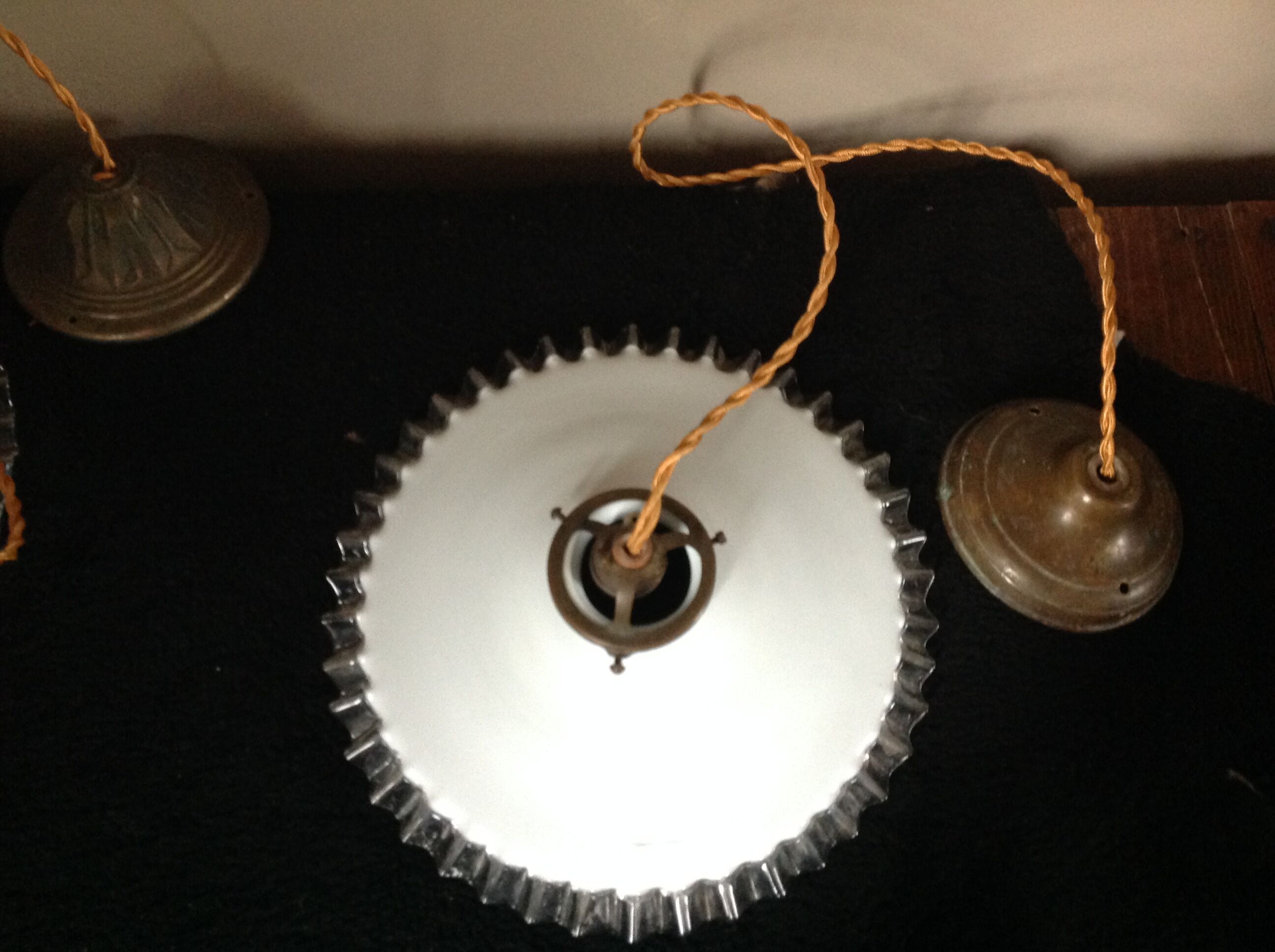 Duo de suspensions en opaline vintage