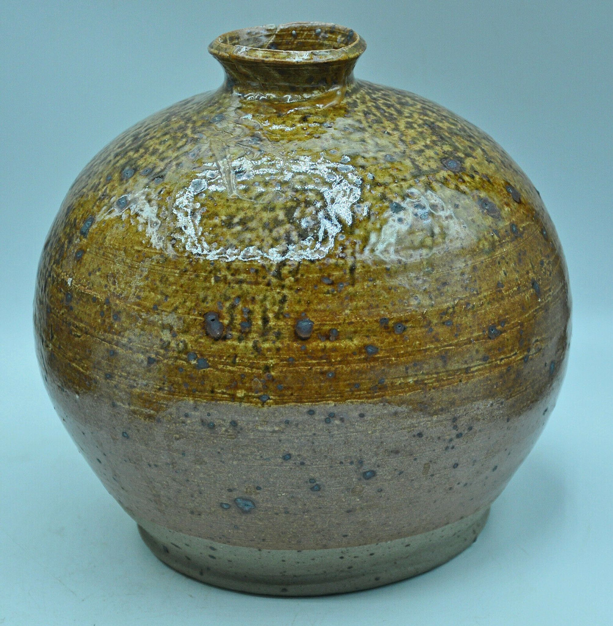 Vase ball onion in pyrity sandstone signed