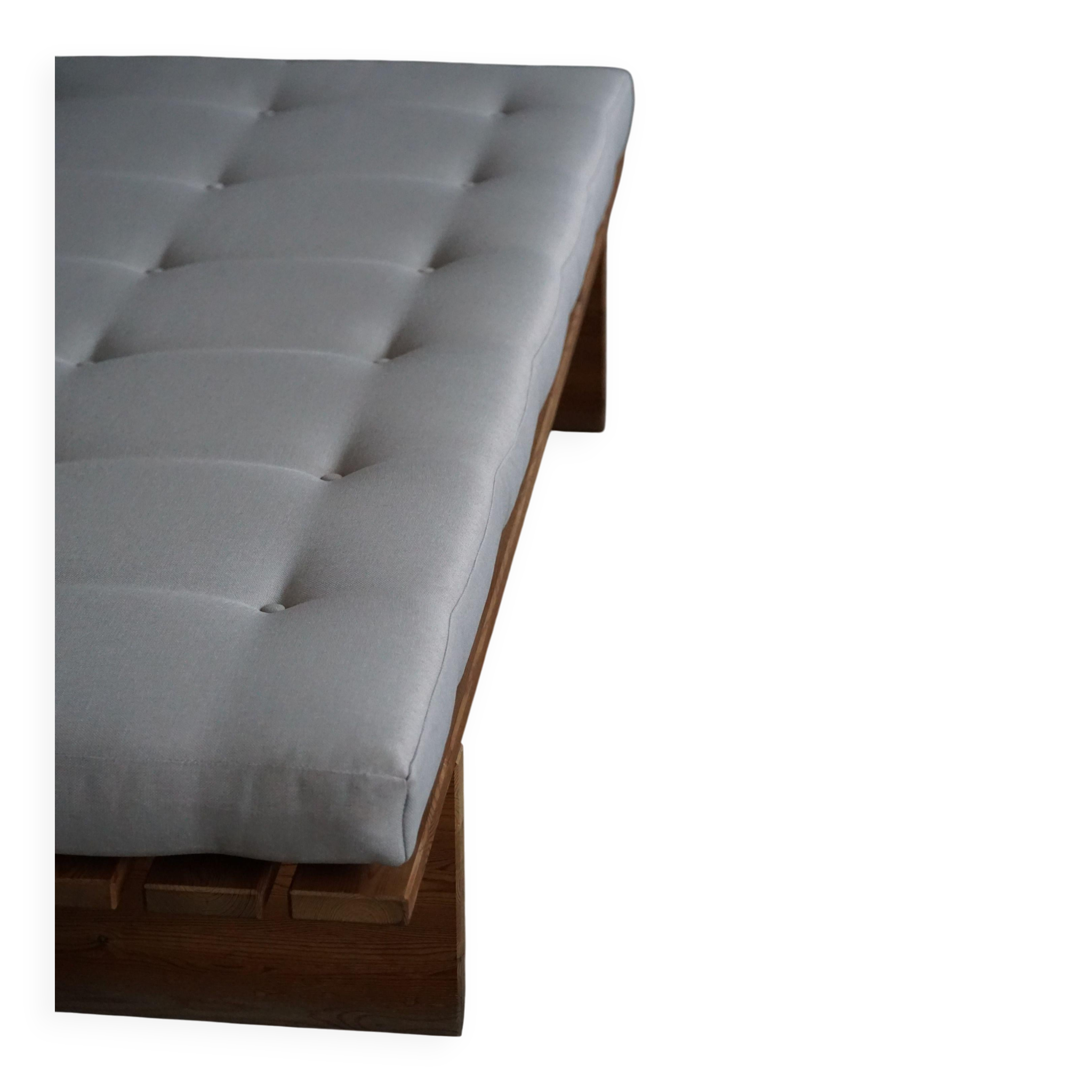 Modern Danish daybed, reupholstered, made of pine, by Nyt i Bo, 1970s.