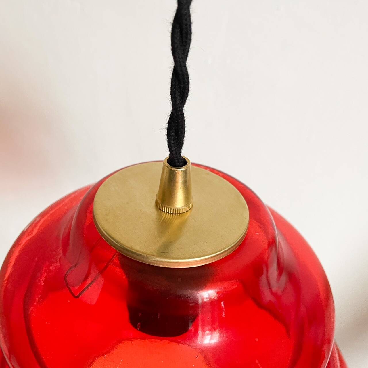 Suspension en verre rouge vintage