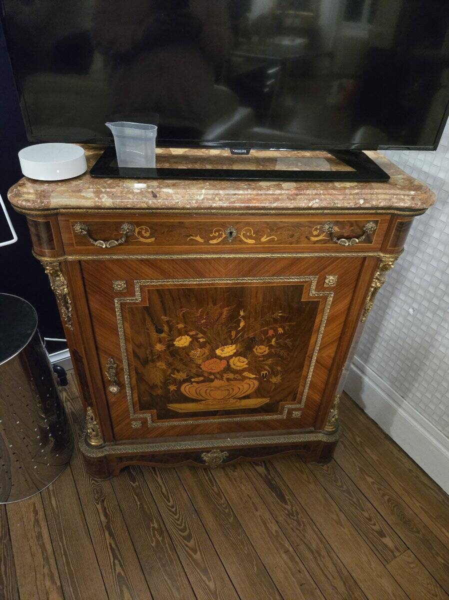 Support furniture in precious wood marquetry, richly decorated with floral marquetry.