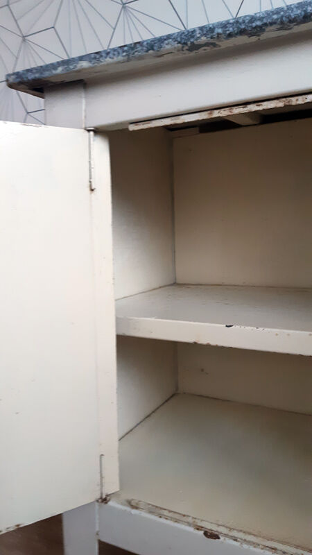 Meuble en tôle émaillée vintage