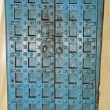Porte ancienne bleue en bois avec croisillons