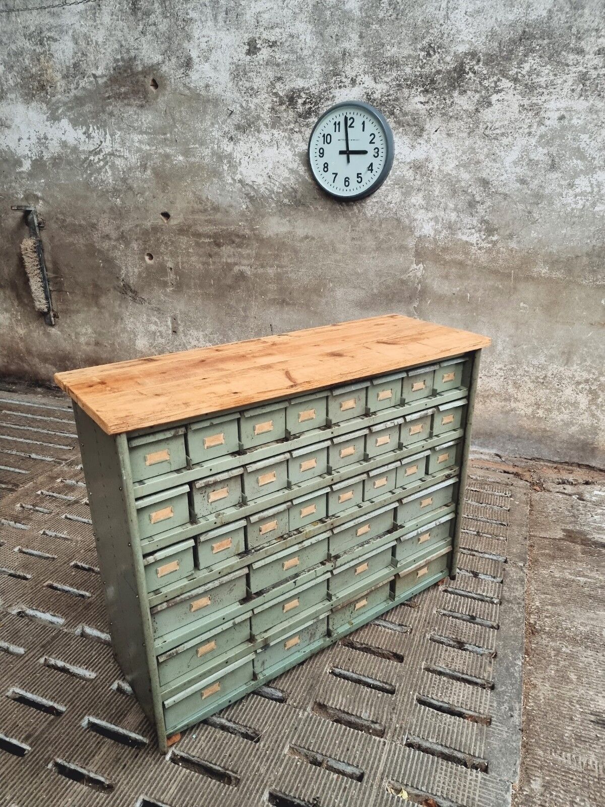 Commode industrielle vert olive