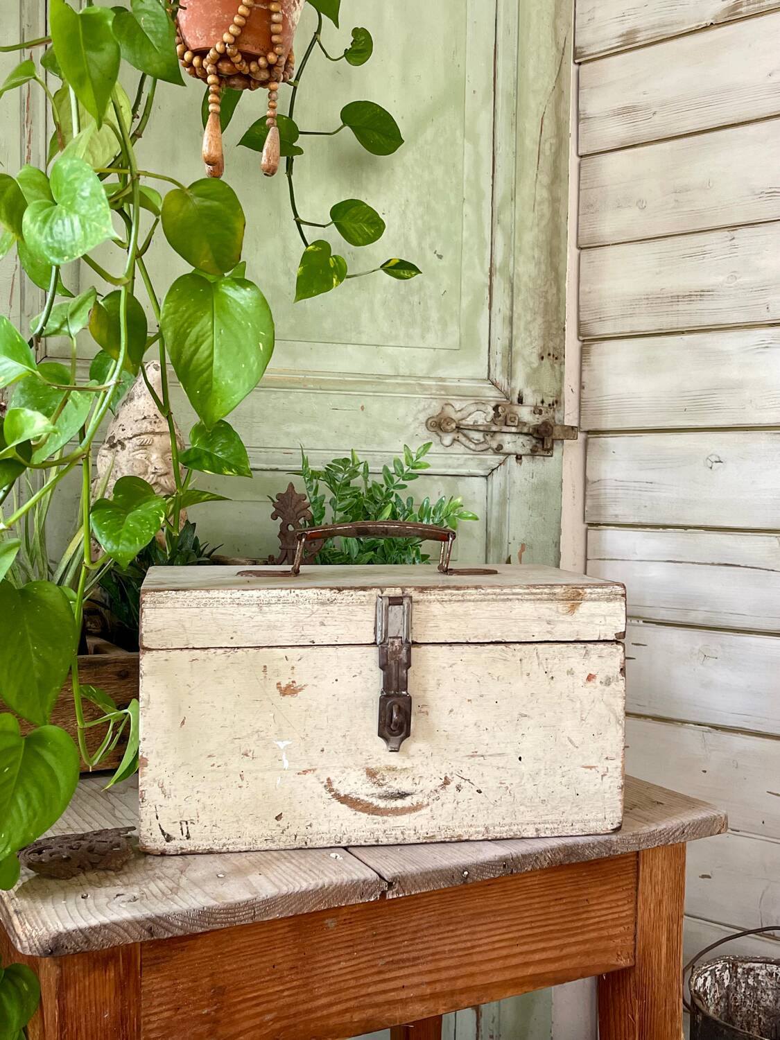Beige workshop chest