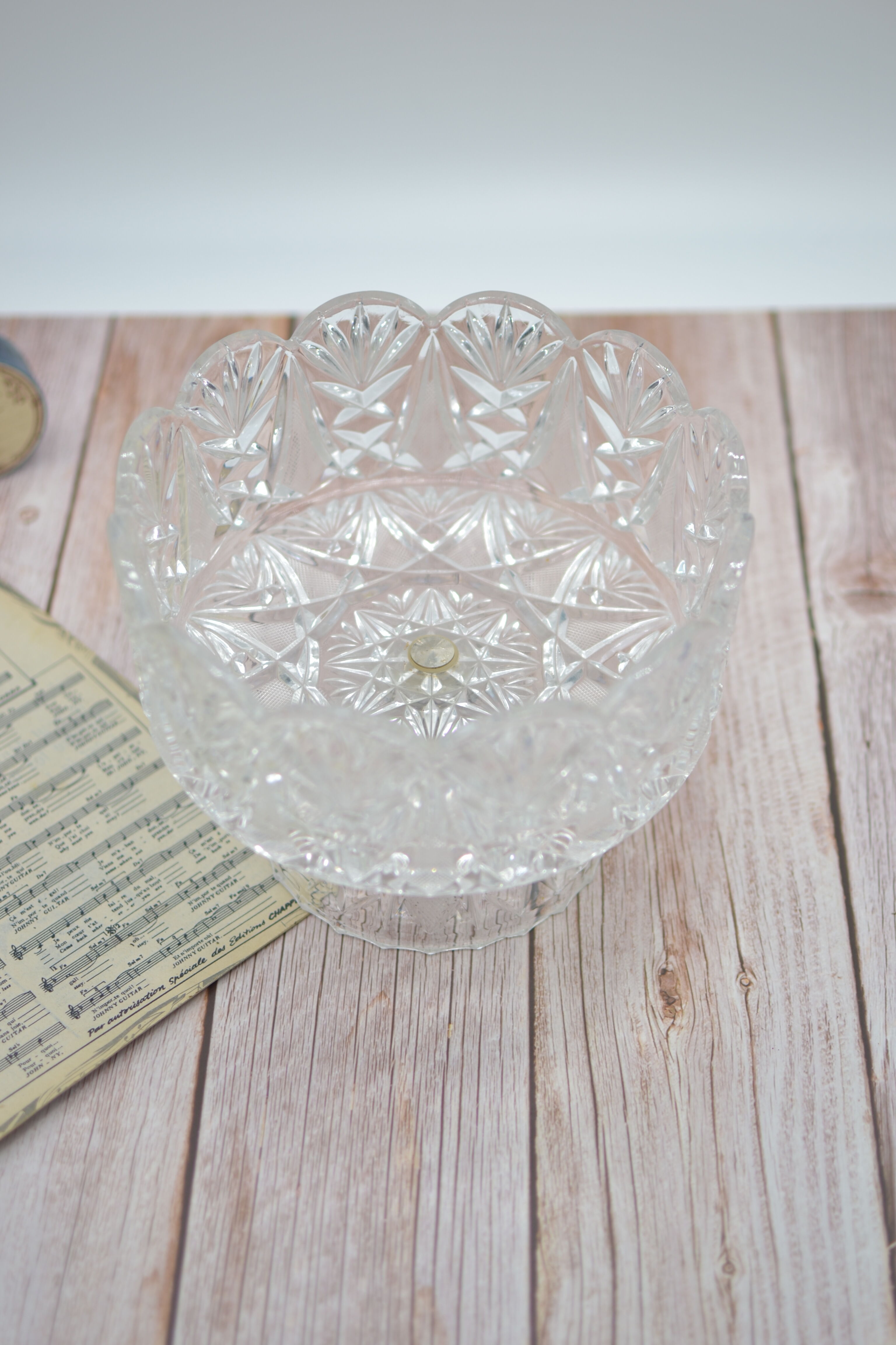 Crystal fruit cup with rounded edges
