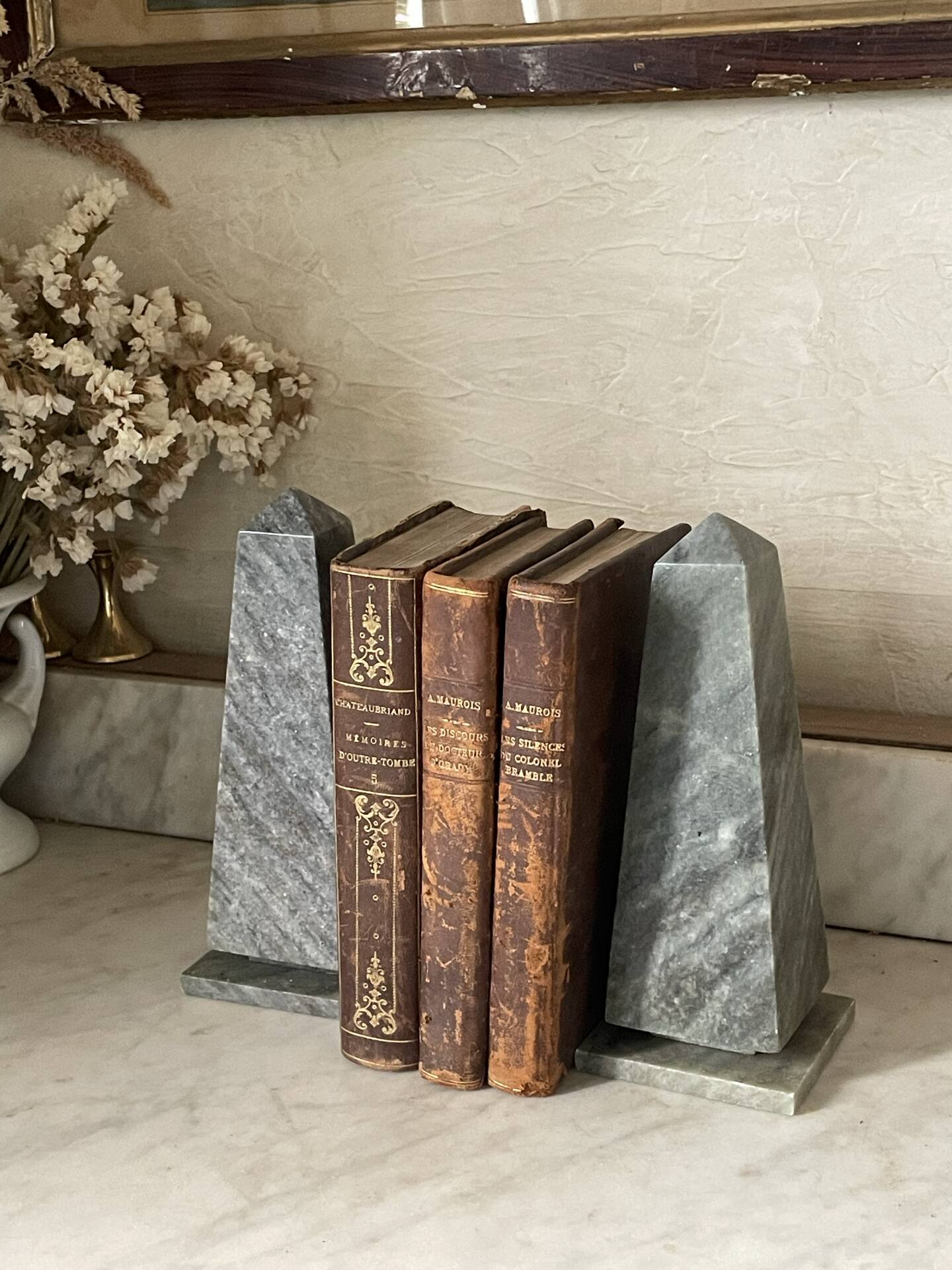 Paire de serre-livres obélisques en marbre