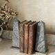 Paire de serre-livres obélisques en marbre