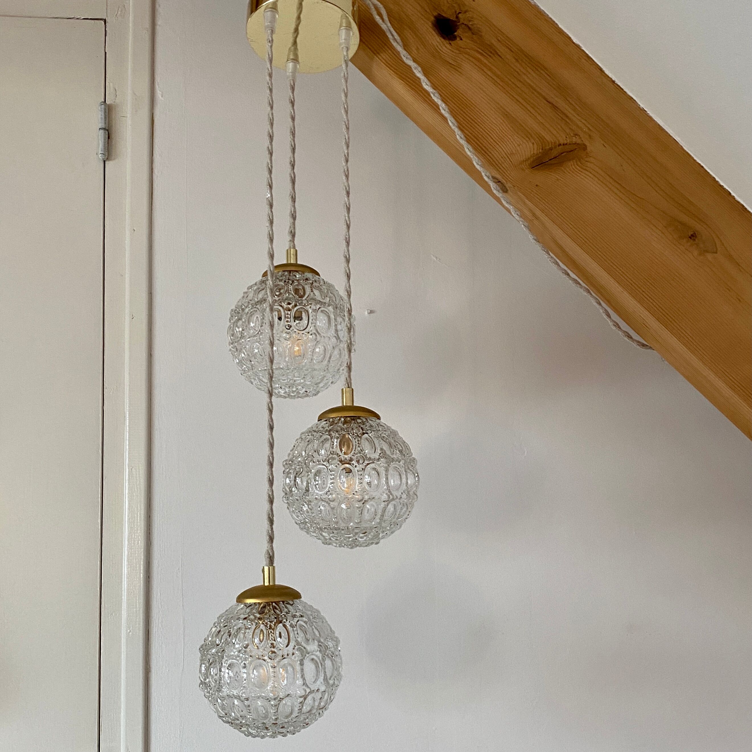 Suspension cascade three lights vintage globes in molded glass