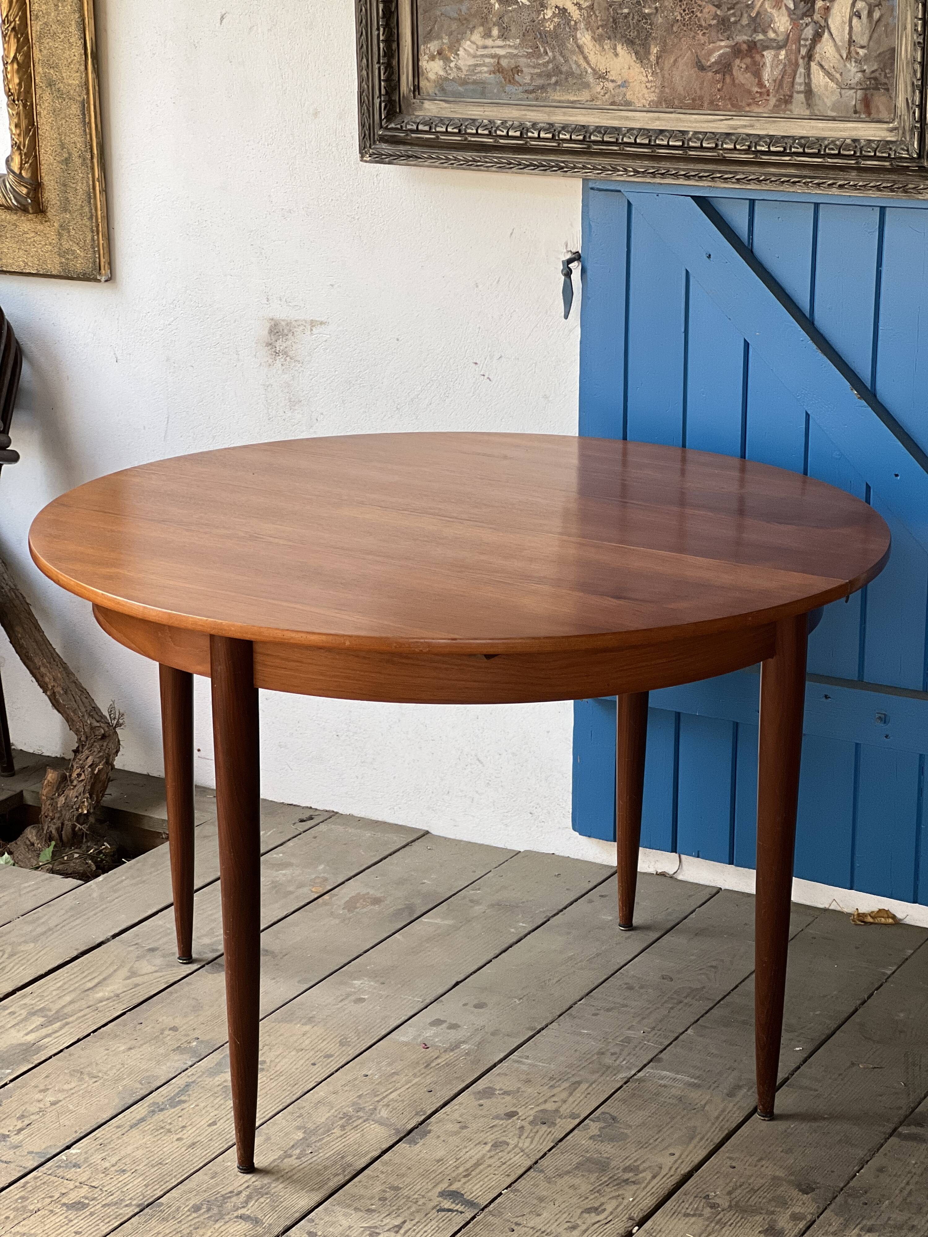 Round extendable table