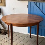 Round extendable table