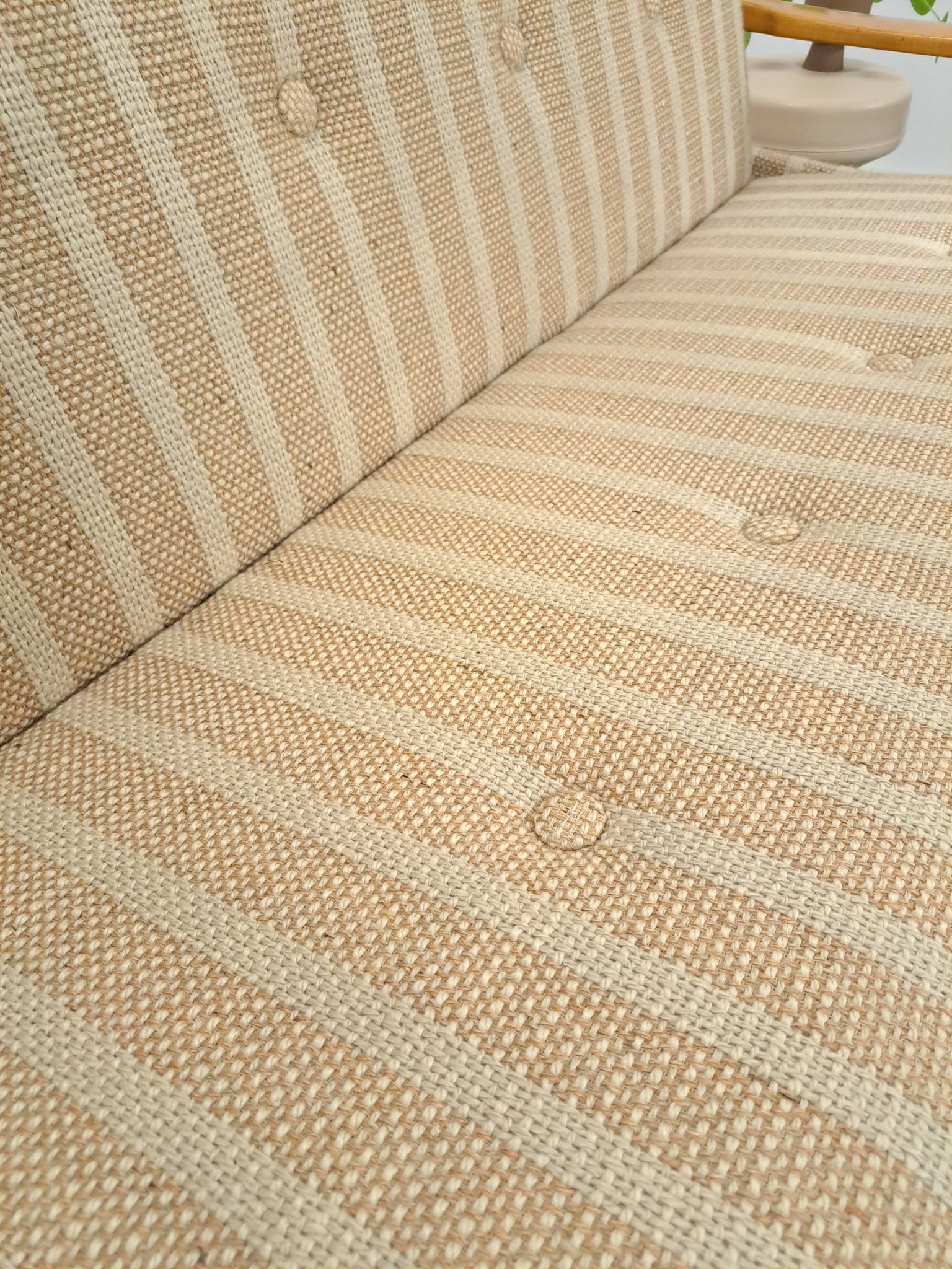 Canapé-lit beige rayé avec cadre en bois