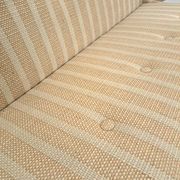 Canapé-lit beige rayé avec cadre en bois