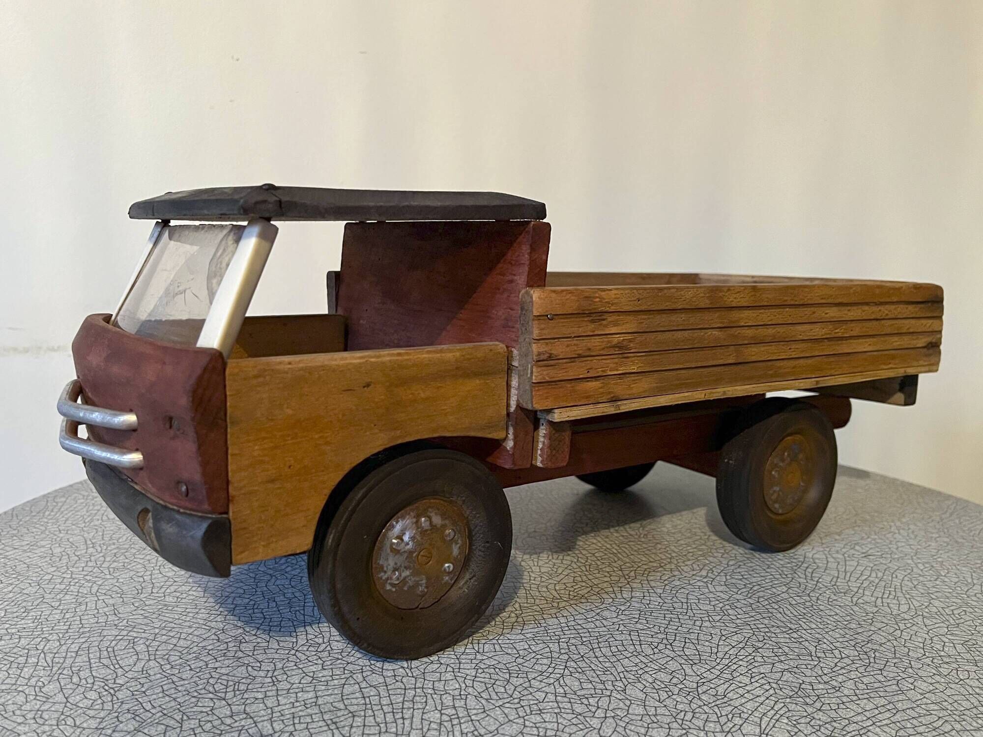 Camion en bois de la marque française Dejou
