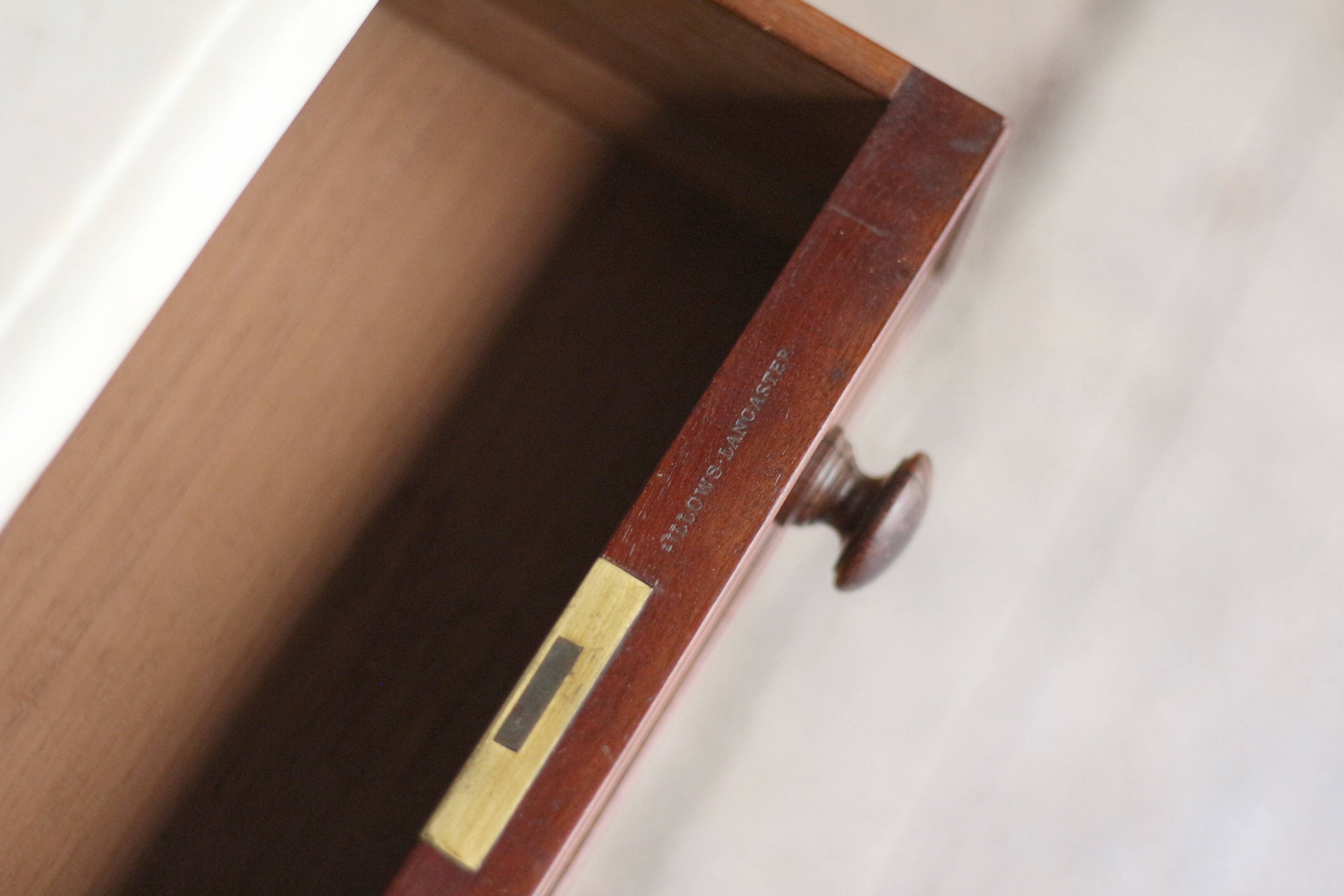 Exceptional: pair of Gillows of Lancaster chiffoniers (circa 1830)