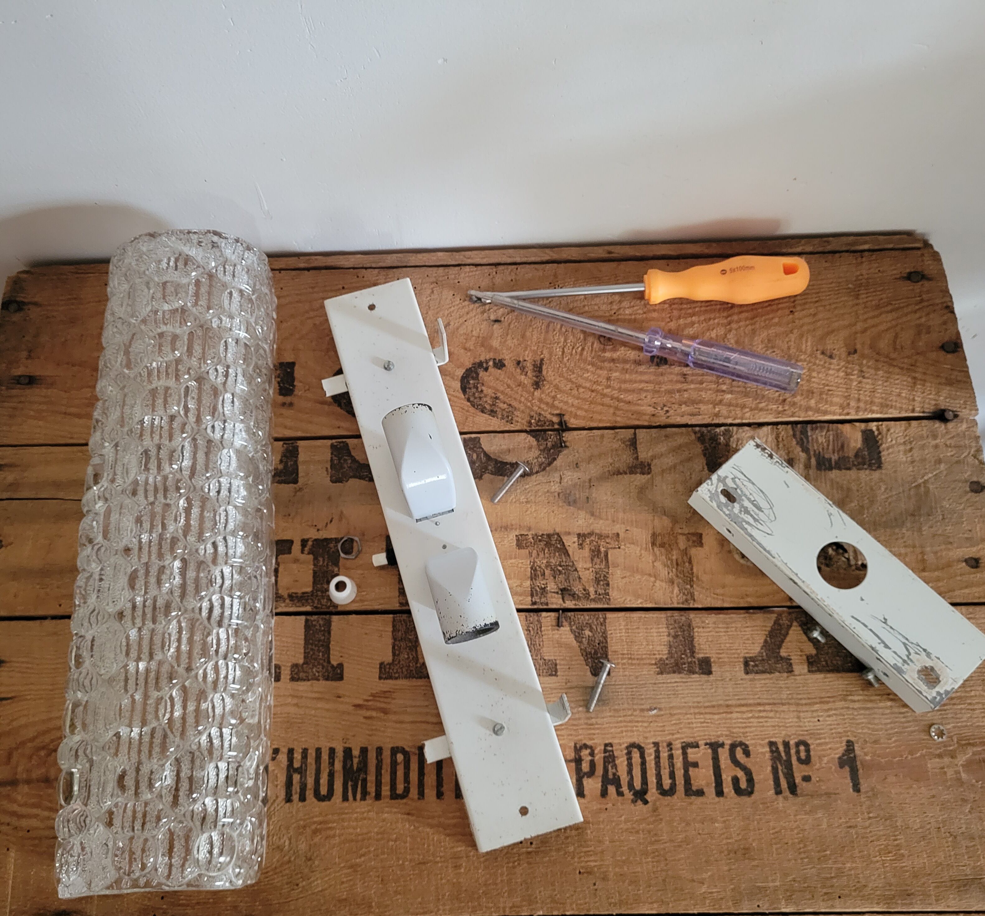 Bubble molded glass wall lamp