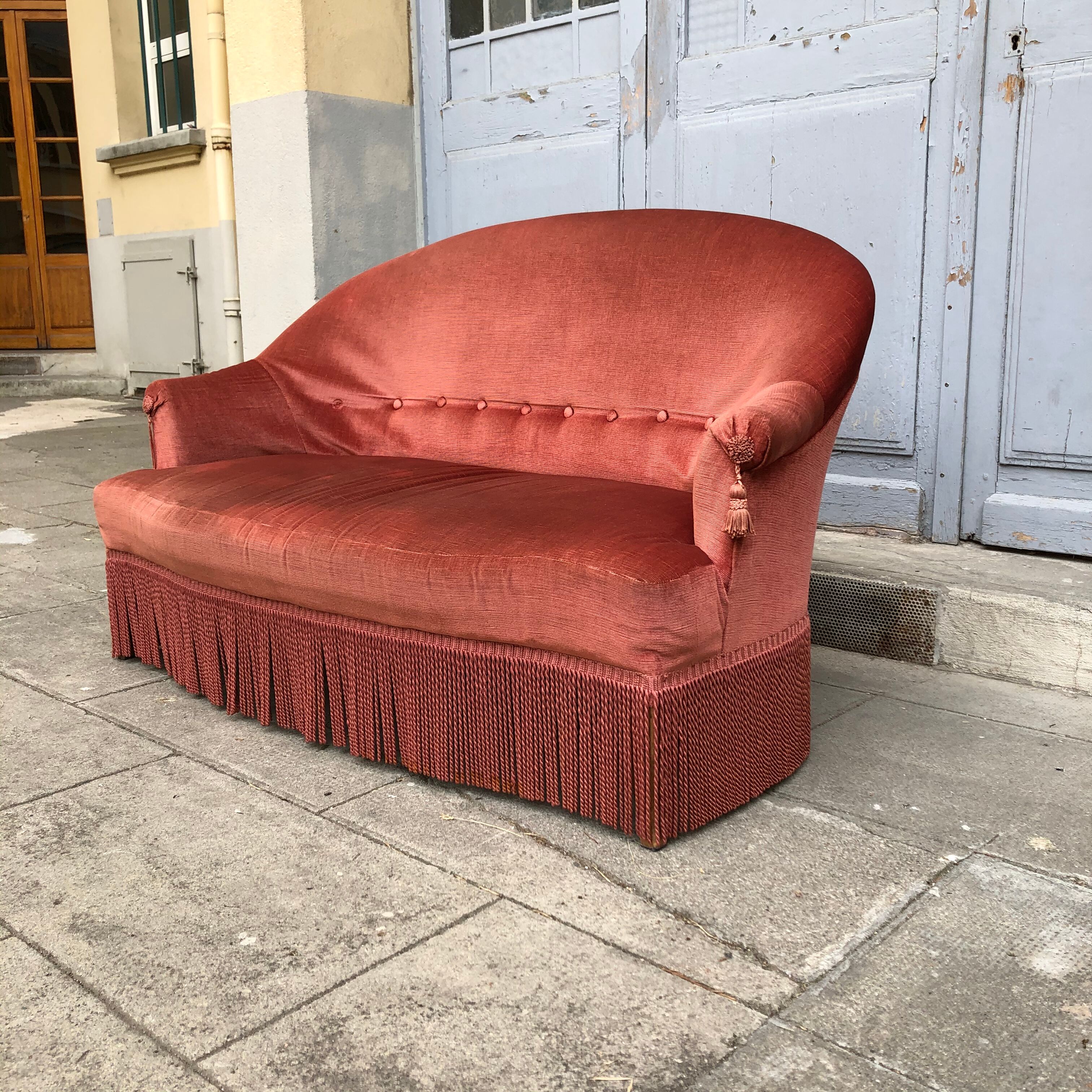 Toad sofa