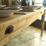 Table de drapier en chêne massif doré 230x73cm deux tiroirs
