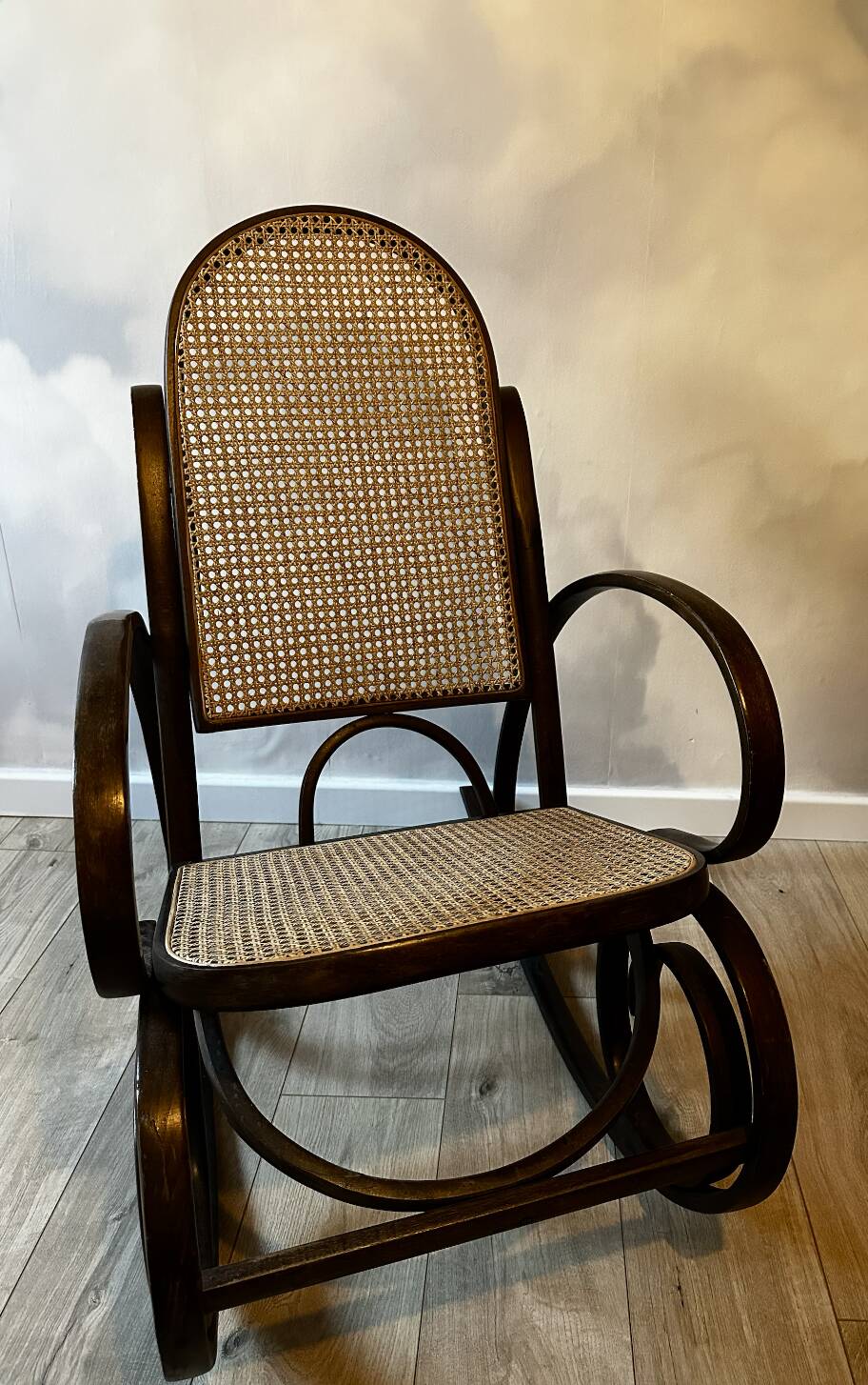 Rocking chair en bois courbé et cannage