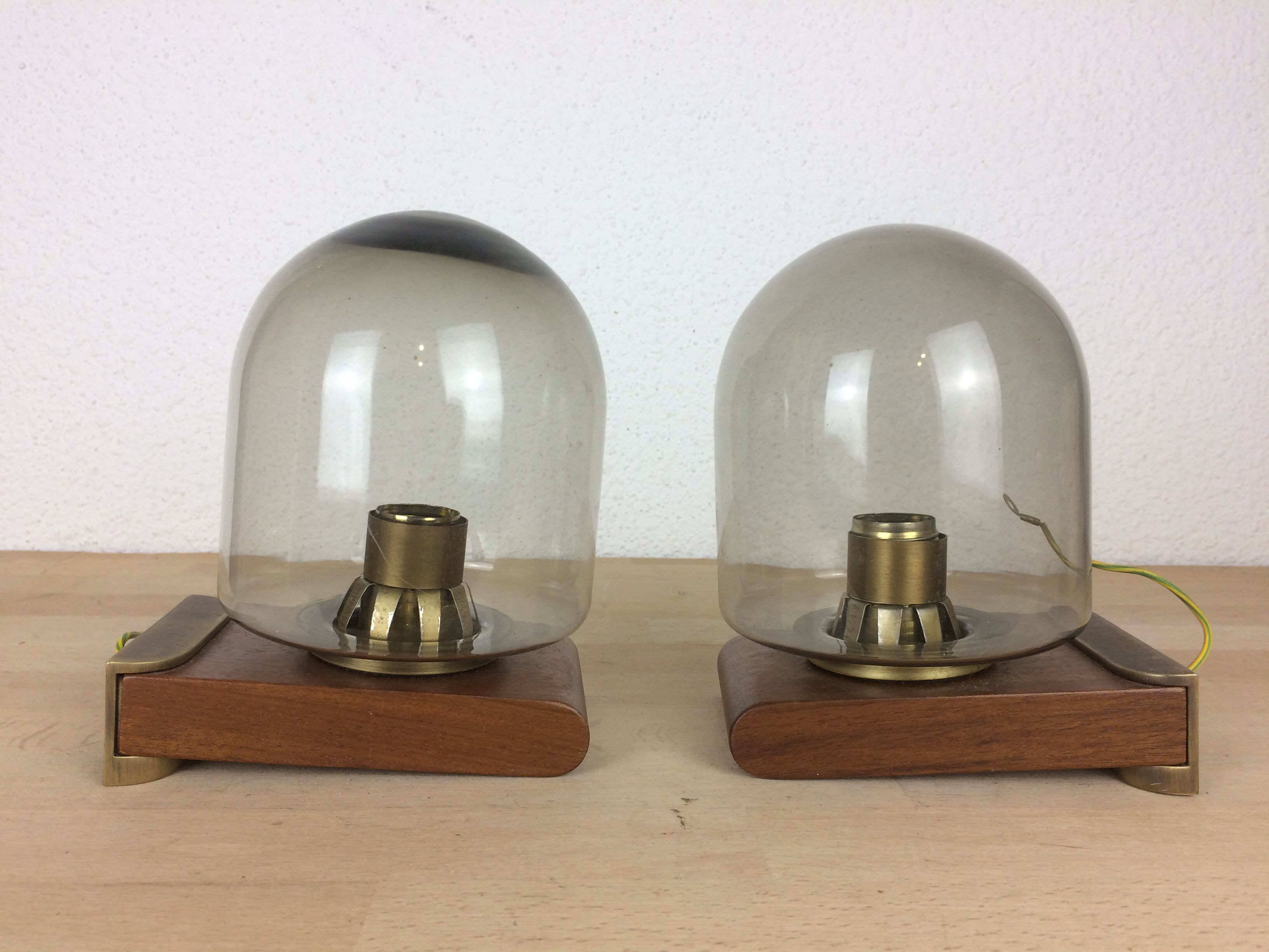 Paire d'appliques scandinaves teck laiton et verre fumé, 70's