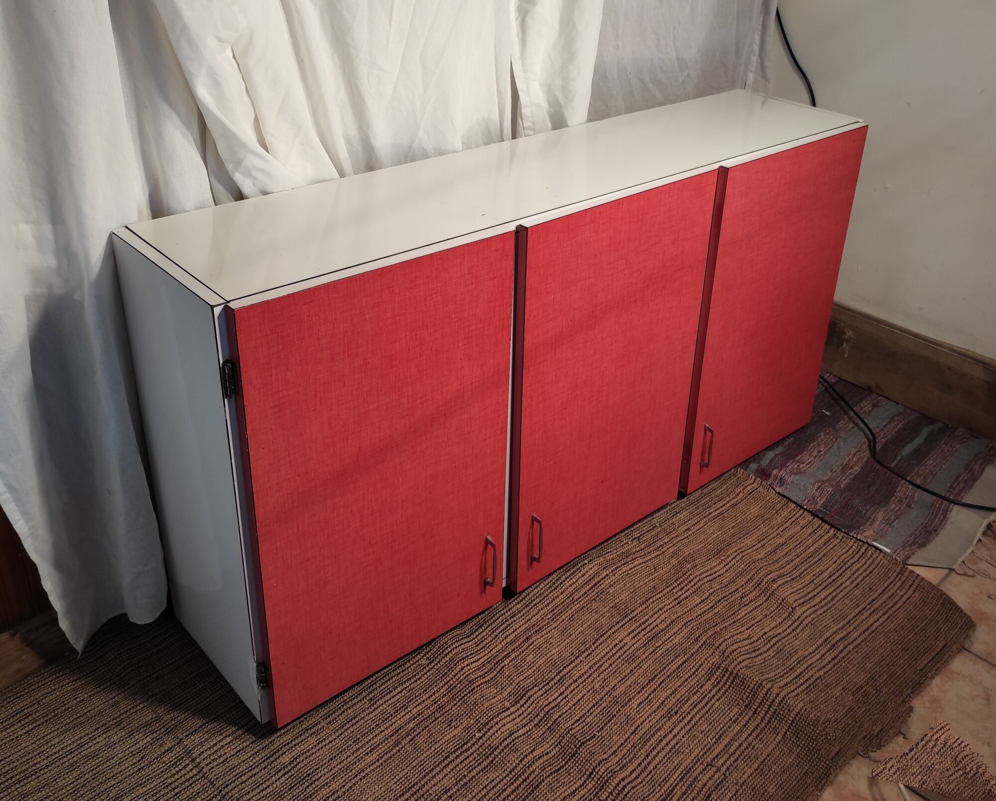 Placard haut de cuisine trois portes en formica rose