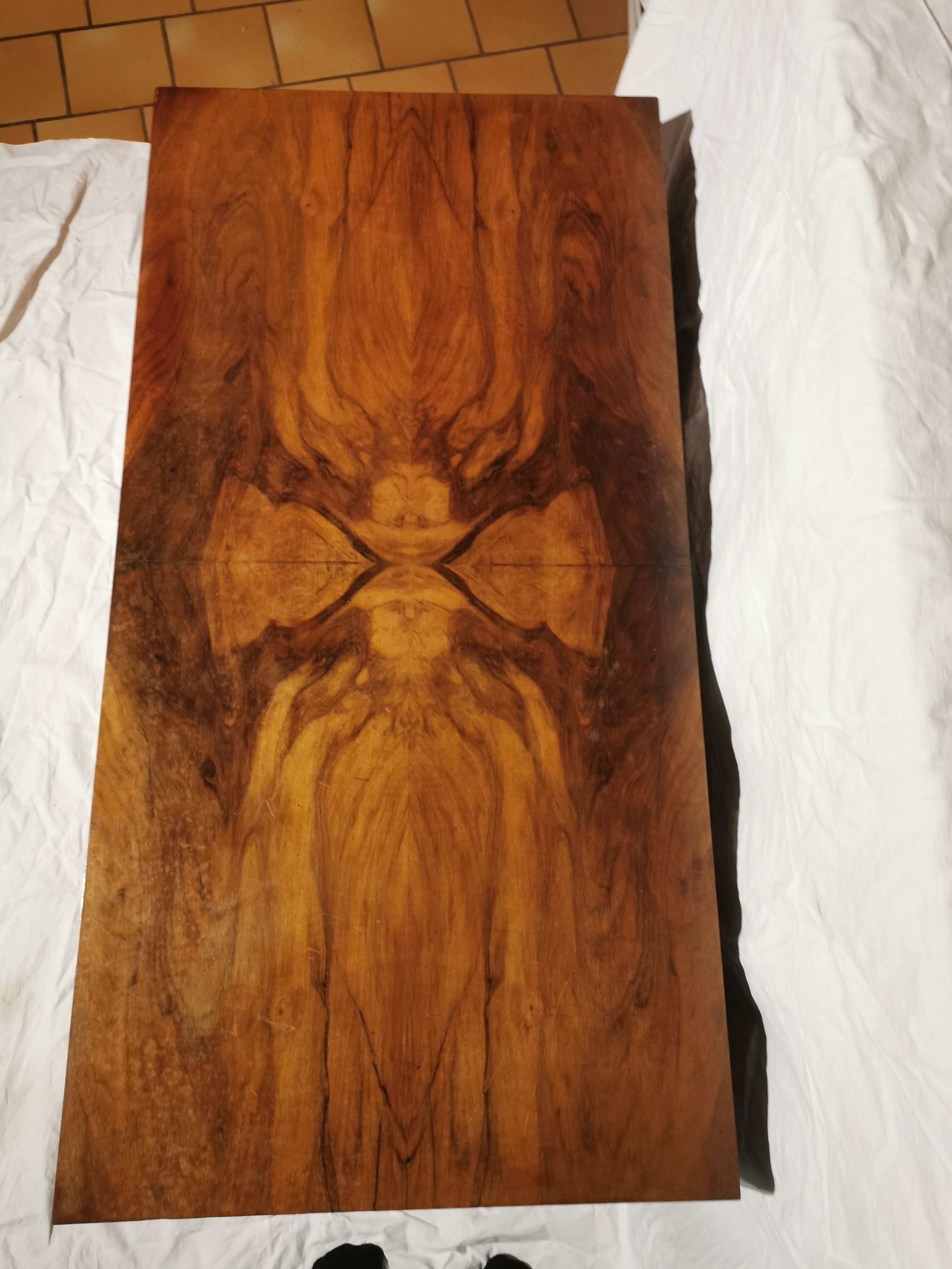 Art Deco chest of drawers in walnut magnifying glass with whiskers