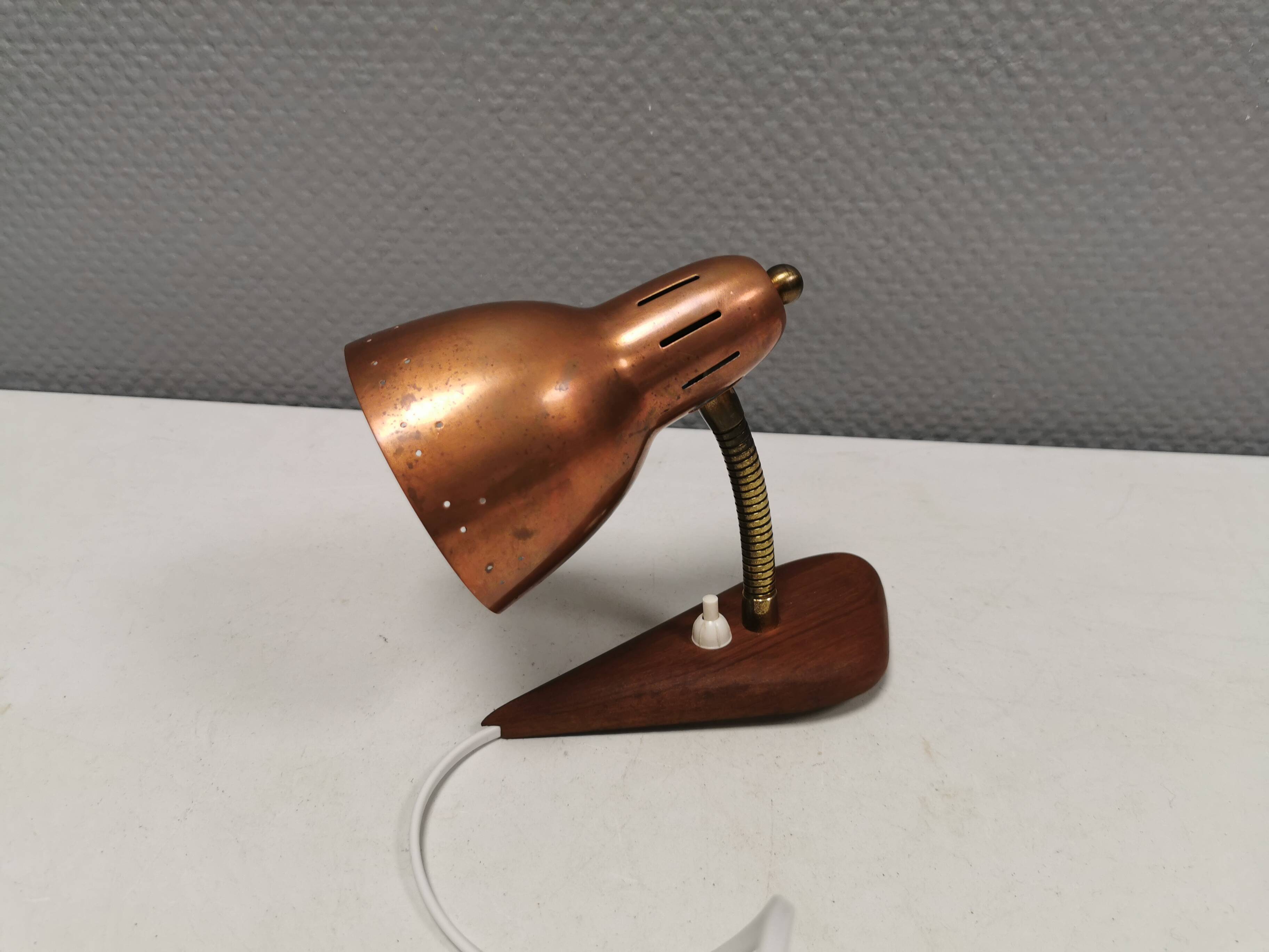 Petite applique danoise en cuivre et teck avec cintrage couleur laiton. Estimation des années 1950-60.