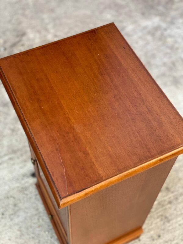 Table de chevet colonne en bois massif avec tiroirs et porte