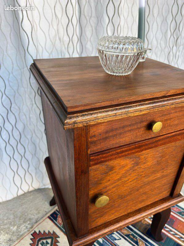 Vintage bedside table in solid wood – curved legs