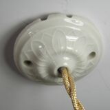 Suspension et rosace, en opaline et porcelaine