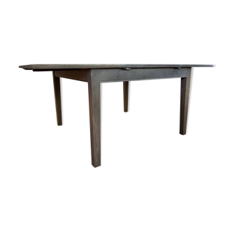 Extendable dining table