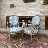 Paire de fauteuils médaillon en bois laqué de style Louis XVI XIXeme